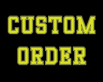 Op de afbeelding: Een zwarte achtergrond met de woorden "CUSTOM ORDER" in gele blokletters met een zwarte omtrek.