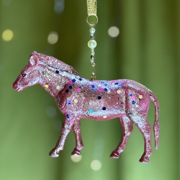 Décorations de Noël Artisanale, suspension pour sapin faite main, boule de Noël en forme de Mule rose, pailletée et perlée.