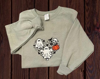 Broderad tröja med 3 spöken – söt Halloween-tröja för vuxna – Gildan-tröja med kusliga årstider