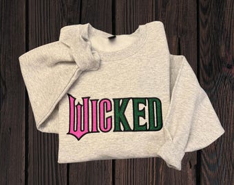 Broderad Gildan-tröja med applikation och Wicked-mönster för vuxna
