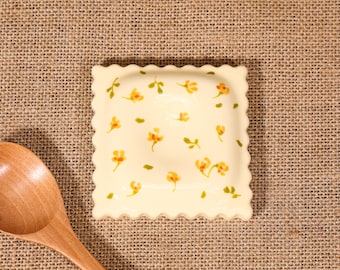 Reposacucharas floral color crema pintado a mano, lindo soporte minimalista para cucharas, reposacucharas estético de cerámica, decoración de cocina de cerámica hecha a mano, regalo coqueto