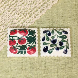 Pode incluir: Um conjunto de três canecas de cerâmica com acabamento fosco e salpicado. As canecas são em tons de creme, cinza claro e cinza escuro. Cada caneca tem um design simples e minimalista e uma alça arredondada.