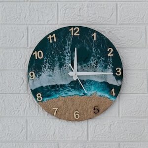 Reloj de resina con diseño de olas marinas, madera de teca, decoración costera hecha a mano.