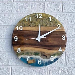 Reloj de pared con diseño de isla, reloj de resina y madera con motivos marinos, decoración costera con musgo preservado.