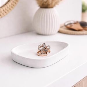 Op de afbeelding: Een set van drie keramische mokken met een gespikkelde, matte afwerking. Elke mok heeft een andere kleur: lichtblauw, crème en grijs. De mokken hebben een eenvoudig, modern ontwerp en een comfortabele handgreep.