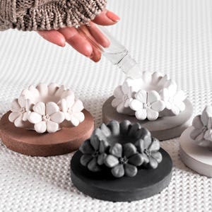 Difusor de aceites esenciales de hormigón con forma de flor: regalo de aromaterapia hecho a mano