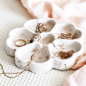 Bandeja para joyas de hormigón y mármol con compartimentos / Organizador de anillos moderno y minimalista