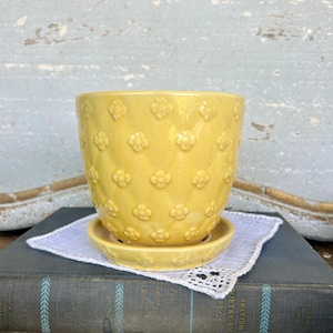 Vintage Shawnee Pottery Quilted Daisy Flowerpot Planter with Attached Saucer