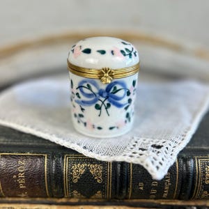 Vintage Peint Main Singer Limoges Hand Painted Floral Cylindrical Trinket Box