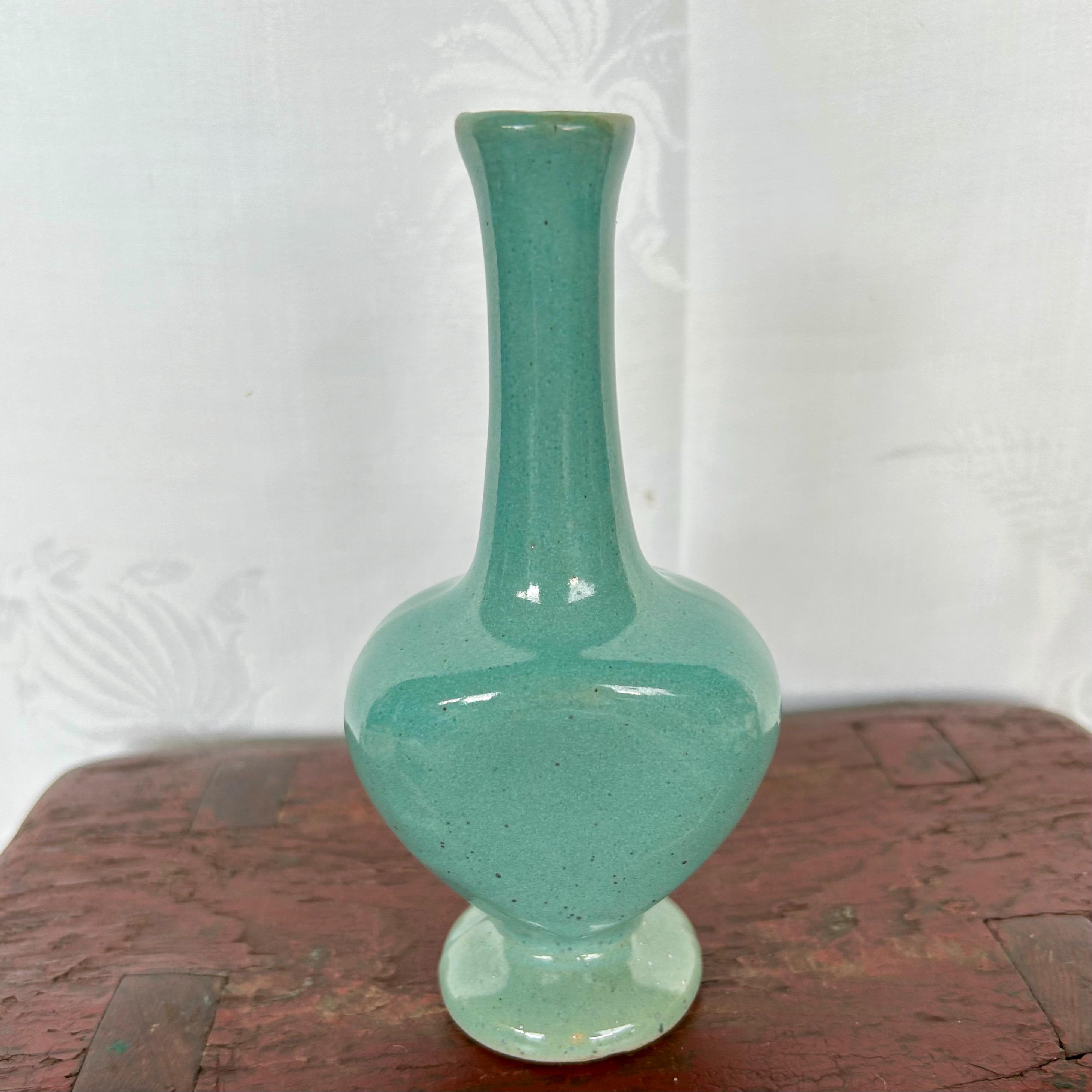 Chinese Cream Crackle Glaze Vase with Long Neck Chinese Cream Crackle Glaze Vase with Long Neck