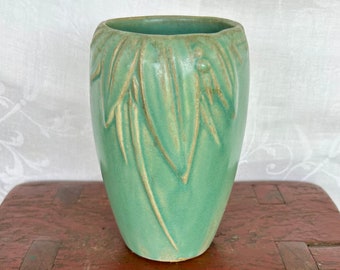 Seltene McCoy Vase mit Blätter und Beeren Dekor