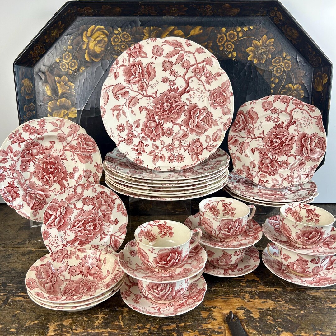 Set of 29 Pieces Imperfect Johnson Brothers English Chippendale