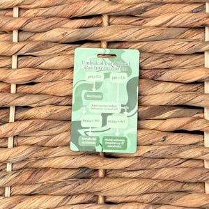 Puede incluir: Una tarjeta verde con el texto "Interpretación de gases en sangre del cordón umbilical" y un diagrama de flujo. El diagrama incluye niveles de pH, Normóxico y afecciones como acidemia metabólica y acidemia mixta.
