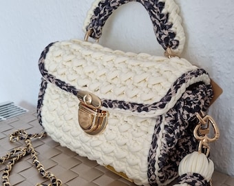 Luxus gehäkelte Umhängetasche – Handgemachte Crossbody Bag mit goldener Kette – Boho Tasche aus Textilgarn – Geschenk für stilvolle Frauen