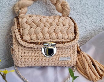Beige Häkeltasche handgemacht elegante Boho Umhängetasche mit Quaste & silberner Kette | Handmade Bag | Statement Accessoire | Geschenkidee