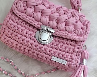 Handgemachte rosa Häkeltasche mit Quaste – Boho Umhängetasche aus Textilgarn, gehäkelt, Geschenkidee, Festival Bag, gehäkelte Handtasche
