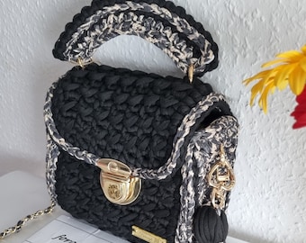 Luxus gehäkelte Umhängetasche – Handgemachte Crossbody Bag mit goldener Kette – Boho Tasche aus Textilgarn – Geschenk für stilvolle Frauen