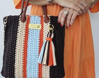 Handgemachte gehäkelte Tasche – Streifenmuster in Braun, Orange & Hellblau – Boho Schultertasche – Geschenkidee – Häkeltasche mit Quaste
