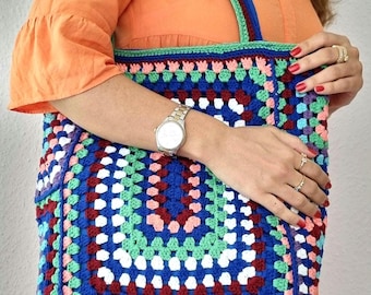 Bunte Granny-Square-Tasche im Boho-Stil, handgehäkelt aus Baumwollgarn.Vielseitiges Festival und Alltags-Accessoire