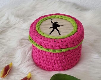 Aufbewahrungskorb Ballerina, Häkelkorb mit Holzboden und Deckel, Utensilo Mädchen