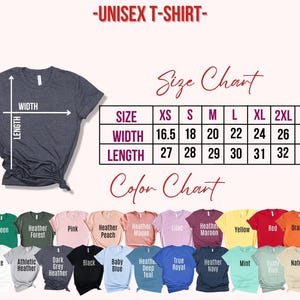 Puede incluir: Una camiseta unisex gris oscuro con una tabla de tallas y una tabla de colores. La tabla de tallas muestra medidas para tallas XS a 3XL, con anchos de 42 a 71 cm y largos de 69 a 84 cm. La tabla de colores muestra varios colores de camisetas.