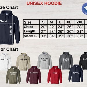 Puede incluir: Imagen de una sudadera con capucha unisex con una tabla de tallas y opciones de color. La tabla de tallas muestra las medidas de pecho, largo y manga en pulgadas. Las opciones de color incluyen blanco, arena, gris deportivo, gris oscuro, negro, verde militar, granate, rojo y marino.