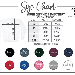 Pode incluir: Tabela de tamanhos para um moletom juvenil com gola careca, Gildan 18000B. Inclui medidas em polegadas para os tamanhos S a 2XL. As op&ccedil;&otilde;es de cores s&atilde;o exibidas em c&iacute;rculos: preto, cinza escuro, floresta, bord&ocirc;, marinho, vermelho, royal, rosa de seguran&ccedil;a, cinza desportivo e branco.