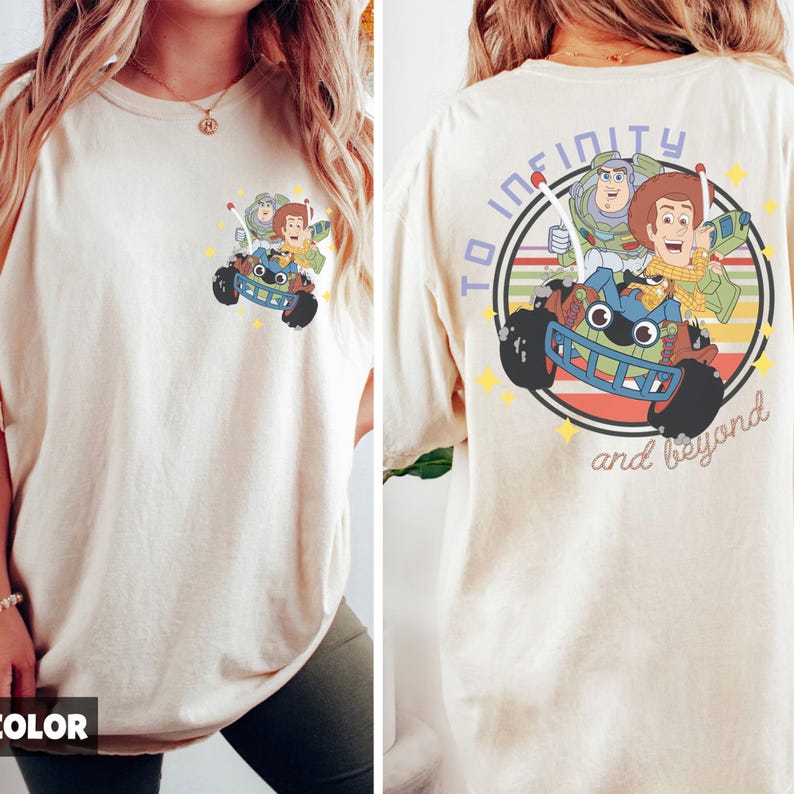 Op de afbeelding: Cr&egrave;mekleurig T-shirt met een kleurrijke afbeelding van stripfiguren in een blauw en groen voertuig. De achterkant van de shirt heeft een cirkelvormig ontwerp met de tekst "TO INFINITY and beyond". Het ontwerp bevat sterren en strepen.