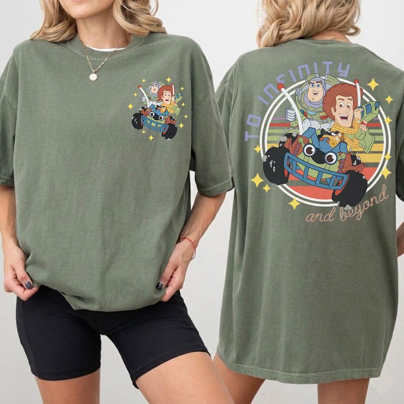 Op de afbeelding: Olijfgroen T-shirt met een Toy Story-afbeelding op de voor- en achterkant. Het ontwerp op de achterkant toont de tekst "To Infinity and Beyond" in een cirkel. Het shirt heeft een relaxte, oversized pasvorm, ideaal voor casual wear.