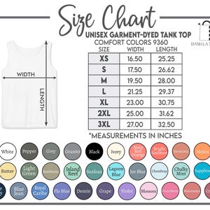 Op de afbeelding: Maattabel voor een unisex tanktop, geverfd. De tabel bevat maten van XS tot 3XL met bijbehorende breedte- en lengtematen in inches. Kleurstalen worden onder de tabel weergegeven.
