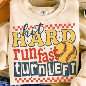 Softbal hard rennen snelle draai links retro softbal png, softbalspreuk png, softbal wedstrijd png, retro grappige softbal moeder png, softbal