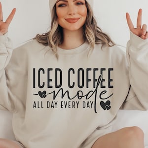 Eiskaffee-Modus SVG PNG, Kaffee Skulptur, Kaffee Liebhaber Dekor, Kaffee hilft Dekor, lustiger Kaffee Dekor, Mama Leben Dekor, Müde Dekor, Kaffee Zitate Dekor, Png