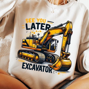 Puede incluir: Una sudadera blanca con una ilustración de una excavadora amarilla y el texto "See You Later Excavator".