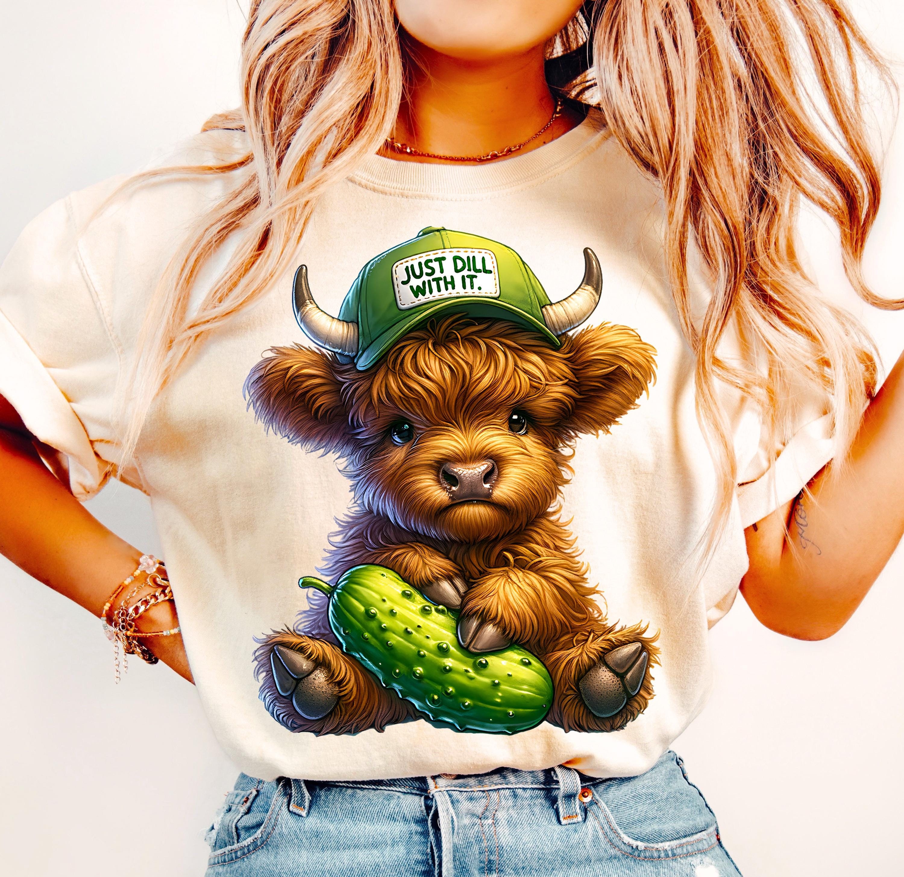 Just Dill With It Png, Uroczy Kapelusz Pickle Highland Cow PNG, Highland Cow PNG, Miłośnik Zwierząt Gospodarskich Png, Pickle Ballin PNG, Projekty Sublimacji