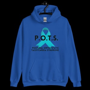 Pode incluir: Um moletom azul royal com um gr&aacute;fico de fita azul-turquesa e o texto "P.O.T.S." acima de "POSTURAL ORTHOSTATIC TACHYCARDIA SYNDROME". O moletom tem um bolso frontal e um capuz com cord&atilde;o.