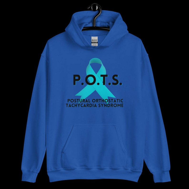 Pode incluir: Um moletom azul royal com um gr&aacute;fico de fita azul-turquesa e o texto "P.O.T.S." acima de "POSTURAL ORTHOSTATIC TACHYCARDIA SYNDROME". O moletom tem um bolso frontal e um capuz com cord&atilde;o.