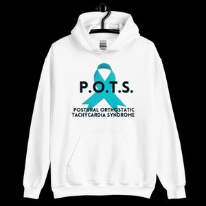 Pode incluir: Moletom branco com um gr&aacute;fico de fita azul-turquesa e a sigla "P.O.T.S." acima das palavras "Postural Orthostatic Tachycardia Syndrome" em preto. O moletom est&aacute; pendurado em um cabide preto.