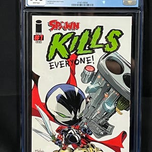 Puede incluir: Un cómic calificado con 9.6 por CGC titulado Spawn Kills Everyone! #1. La portada presenta un personaje Spawn estilizado sosteniendo un arma de fuego grande y cuchillas, de pie sobre una pila de calaveras. El texto dice Spawn Kills Everyone! con el logo de Image.