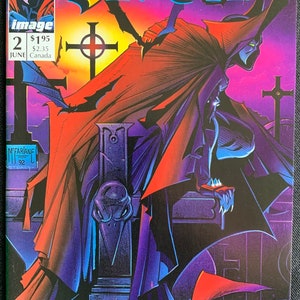 Könnte beinhalten: Comic-Cover für "Spawn" Ausgabe Nr. 2, mit einer vermummten Figur in einer Friedhofszene. Die Illustration verwendet Rot-, Lila- und Blautöne. Der Titel "Spawn" ist prominent dargestellt, zusammen mit dem Image Comics-Logo und Ausgabedetails.