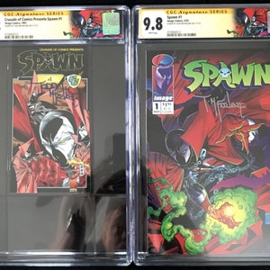 以下が含まれることがあります： CGCによって評価された2冊のSpawnコミック。保護ケースに入っています。表紙には赤いマントを着たSpawnが描かれ、タイトル「Spawn」は緑色です。評価は9.8です。「CGC Signature Series」の文字が見えます。