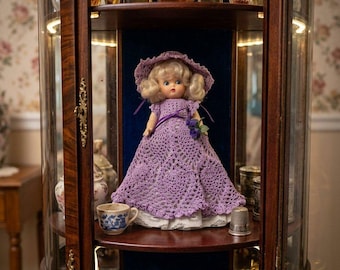 Vestido de muñeca morado de ganchillo hecho a mano de estilo vintage y gorro de ganchillo incluido. Muñeca sin piernas y 2 muñecas de ganchillo y un imán de flor amarilla de ganchillo.