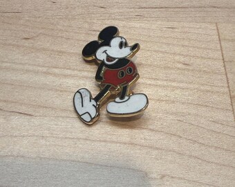 Épingle en métal vintage Mickey Mouse, pose classique, mains dans le dos, 2,5 cm (1 po.)