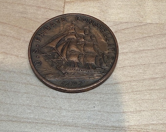 La frégate Constellation américaine de 1797, premier navire de la marine américaine, pièce de monnaie frappée sur des parties du navire Cannon Eagle Medal Jeton