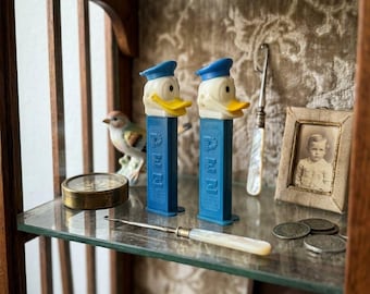 Dispensador PEZ vintage de 2 piezas: Pato Donald sin pies. 1 fabricado en Hong Kong (n.º 6) y el otro en Austria (n.º 8). 3.942.683