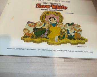 1967 Walt Disney Blanche-Neige et les Sept Nains Dossier de presse avec 7 photos / quelques jaunissements sur les pages blanches