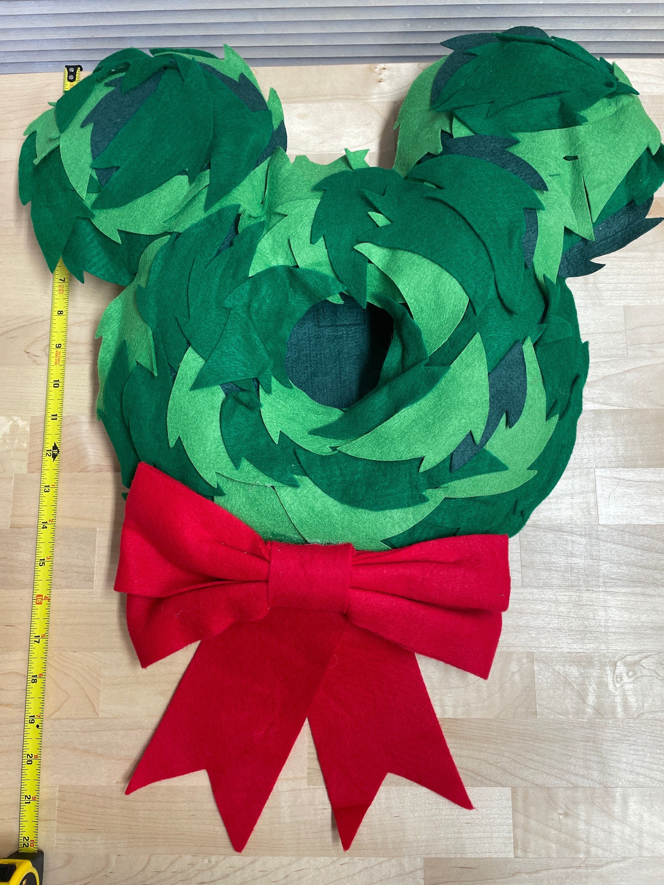 Vintage Disney Weihnachtskranz in Form von Mickyohren aus Filz (groß 52 cm)