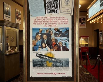 Póster promocional plegado de 1972, muy raro, de La aventura del Poseidón (27x41 pulgadas). Incluye notas de producción de 1967, foto de 8x10 pulgadas y 3 certificados de supervivencia.