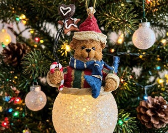 Adorno navideño vintage de oso con bola de nieve. La bola de nieve es de goma y no se ilumina. Tiene un pequeño agujero en la parte posterior.