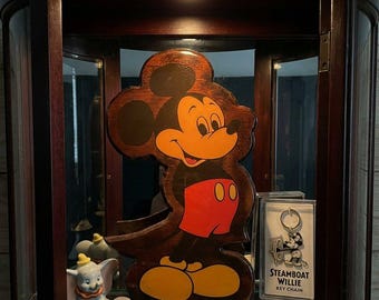 Mickey Mouse, figura de madera vintage para colgar en la pared. Artista desconocido, ha pertenecido a la familia durante años.