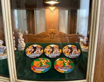 Comida con personajes del Disneyland Hotel, edición vintage de 1996: Goofy y Minnie (3 unidades) y Winnie the Pooh (2 unidades).